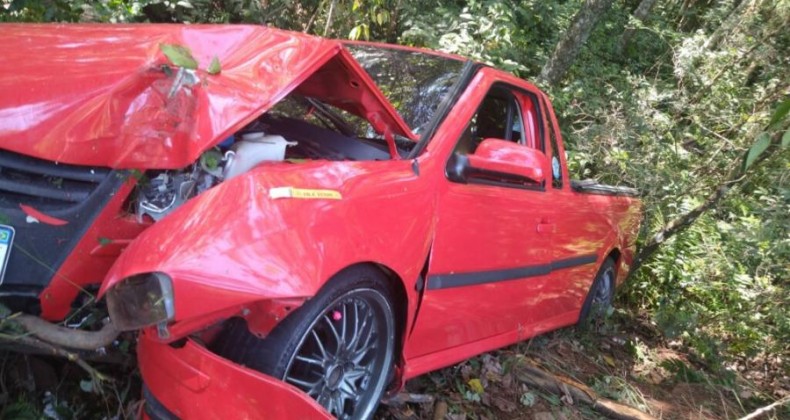 Homem fica ferido após perder o controle do carro em Modelo-Sc.