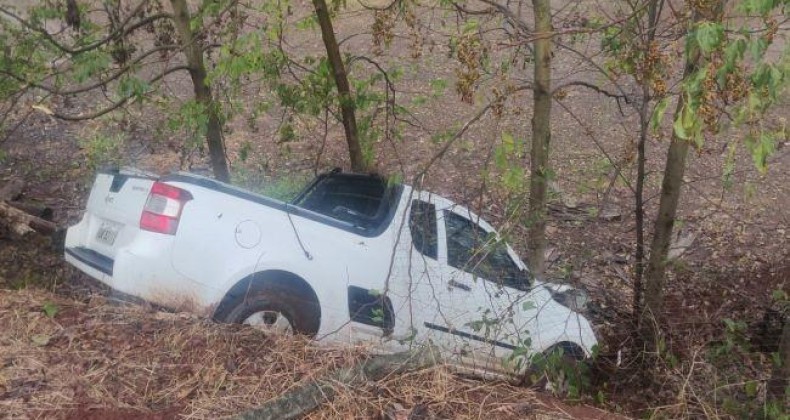 Homem fica ferido após saída de pista no interior de Cunha Porã.