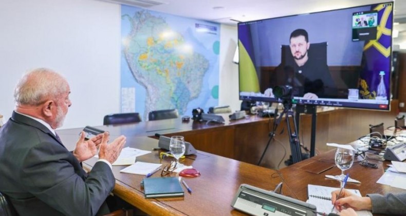 Lula conversa com Zelenski e recebe convite para visitar a Ucrânia.