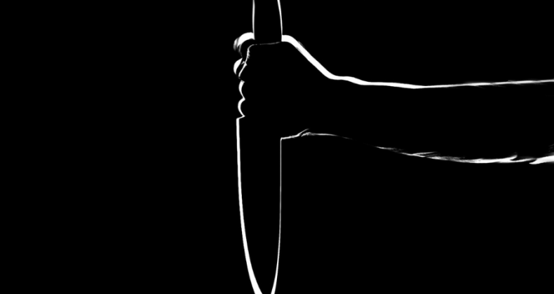 Adolescente de 14 anos é esfaqueado enquanto caminhava na rua.