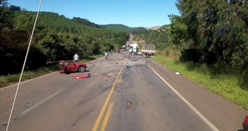 Carro parte ao meio em grave acidente em SC.