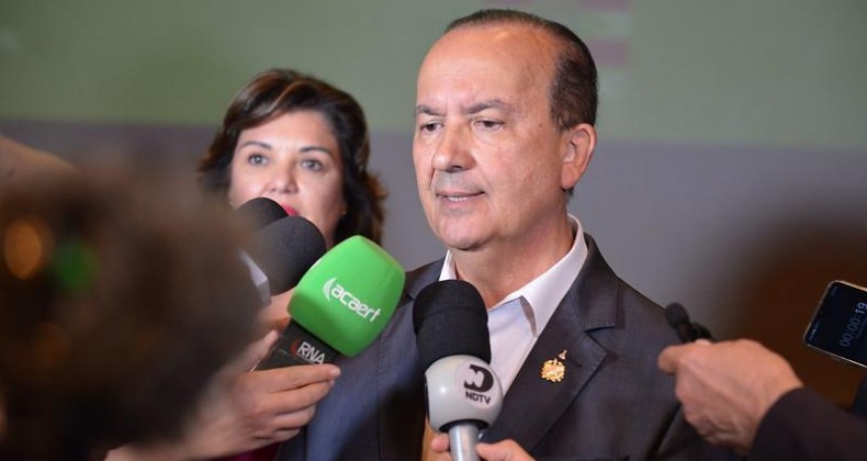 Governador anuncia policiais armados em todas as escolas estaduais.