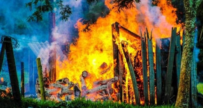 Homem morre carbonizado após incêndio atingir galpão no Oeste de SC.