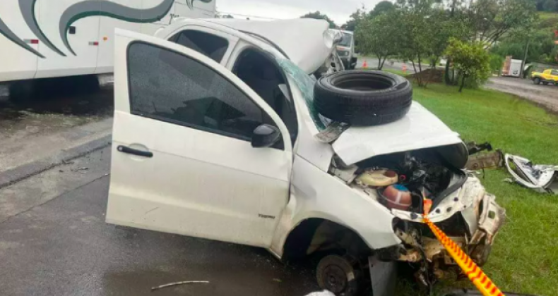 Homem morre em acidente na BR-282 após colisão frontal com ônibus.