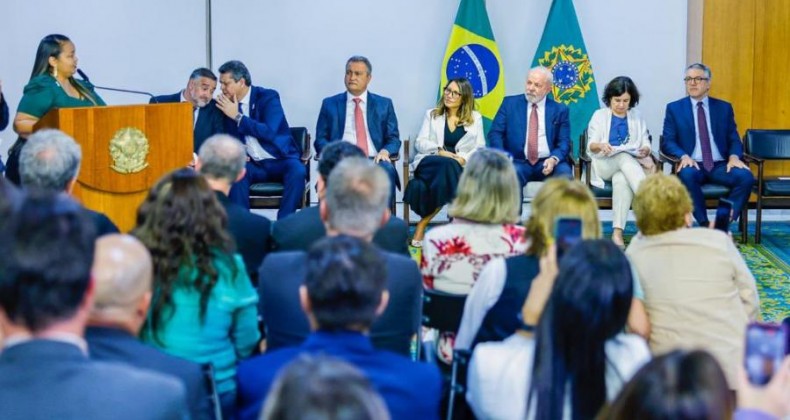 Lula assina projeto de lei que garante verba para piso da enfermagem.