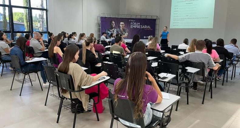 Mais de 40 associados participam de treinamento sobre SPC em Maravilha.