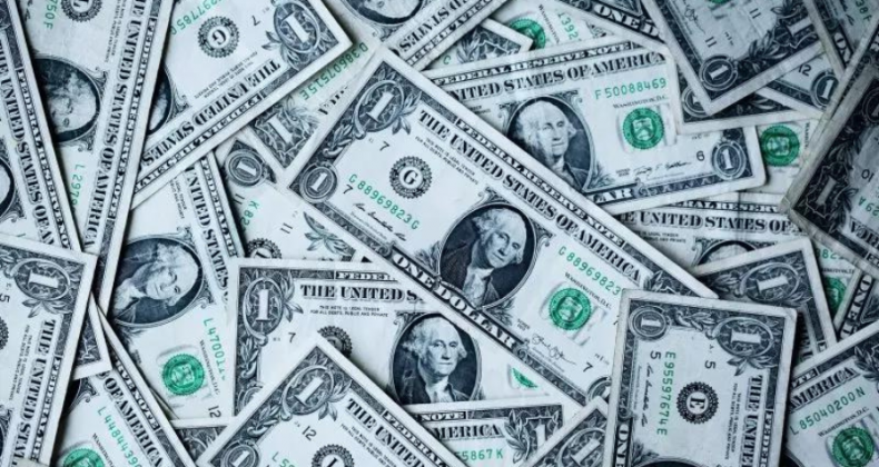 Nos últimos 10 meses, dólar fecha abaixo de R$ 5 pela primeira vez.