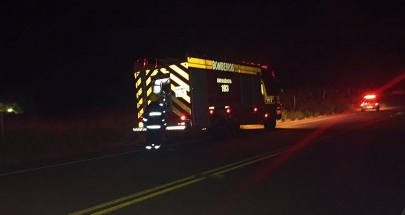 Populares tiram motorista desmaiado de carro pegando fogo em SC.