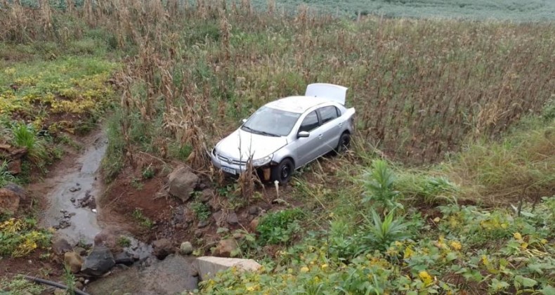 Veículo de Maravilha sai da pista do Distrito de Juvêncio.