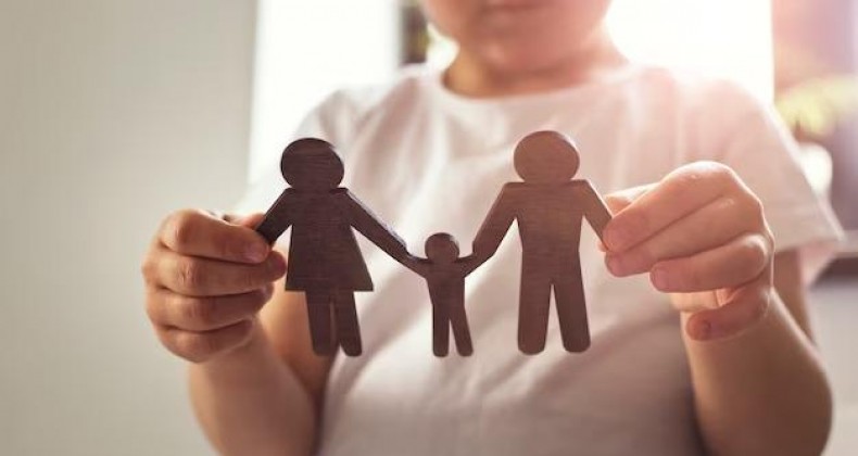 135 crianças e adolescentes estão disponíveis para adoção em SC.