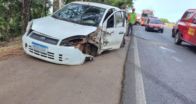 Acidente entre carro e caminhão é registrado na BR 282.