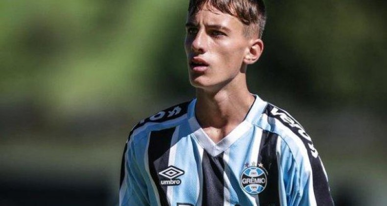 Atleta de Pinhalzinho treina ao lado de jogadores do Grêmio.