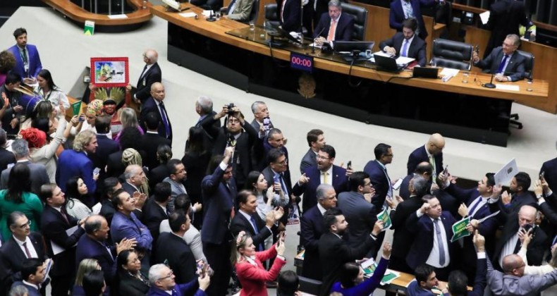 Câmara aprova marco temporal de demarcação de terras indígenas.