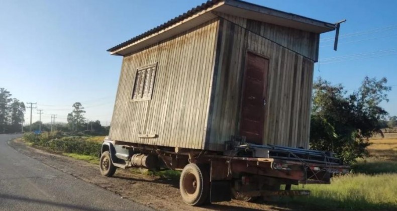 Caminhão é apreendido transportando casa na carroceria na BR-285.