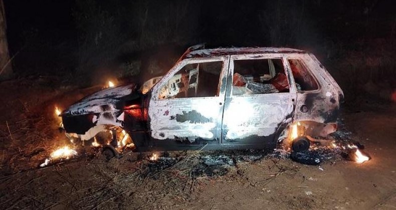 Carro é completamente consumido pelo fogo na BR-282.
