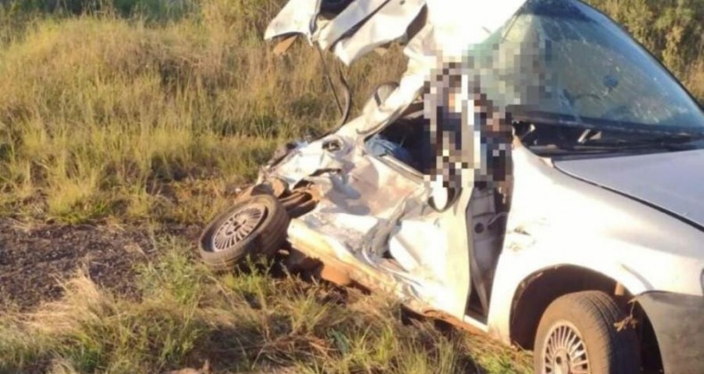 Colisão entre carro e caminhão deixa duas pessoas mortas na BR-282