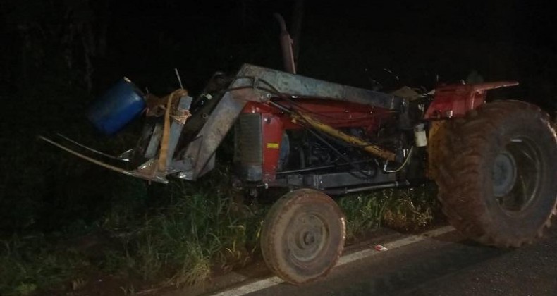 Colisão entre trator e moto deixa homem ferido em Pinhalzinho.