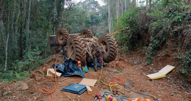 Concórdia: Criança morre e pais ficam feridos após trator capotar.