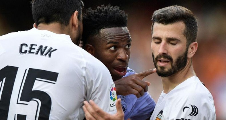 Em derrota do Real Madrid, Vini Jr sofre racismo novamente.