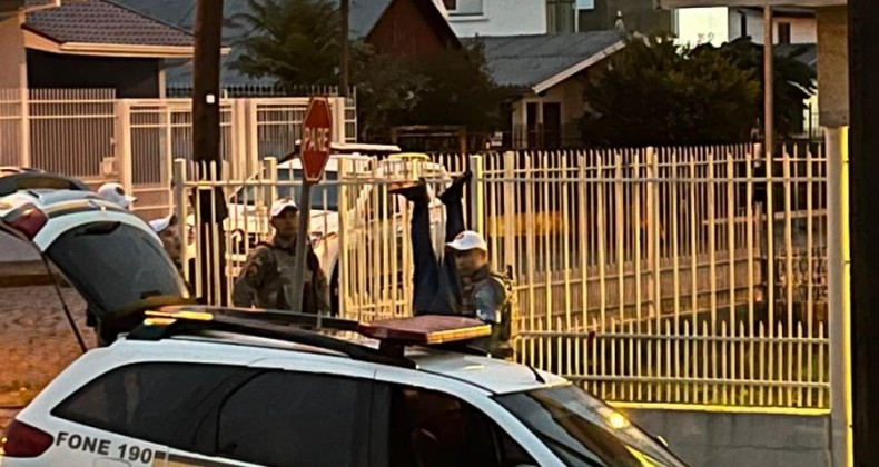 Homem fica preso de cabeça para baixo em grade ao tentar furtar casa.