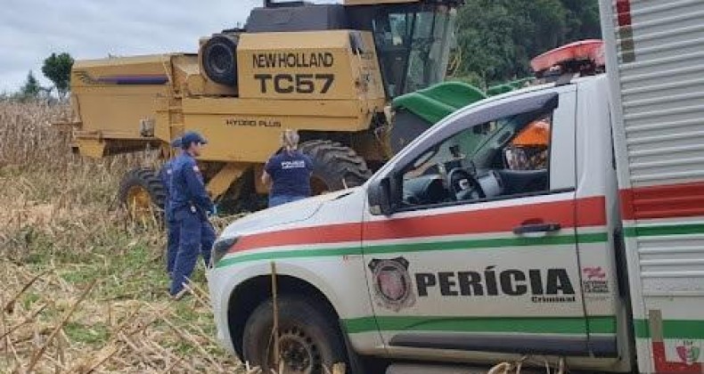 Jovem morre preso em plataforma de colheitadeira em SC