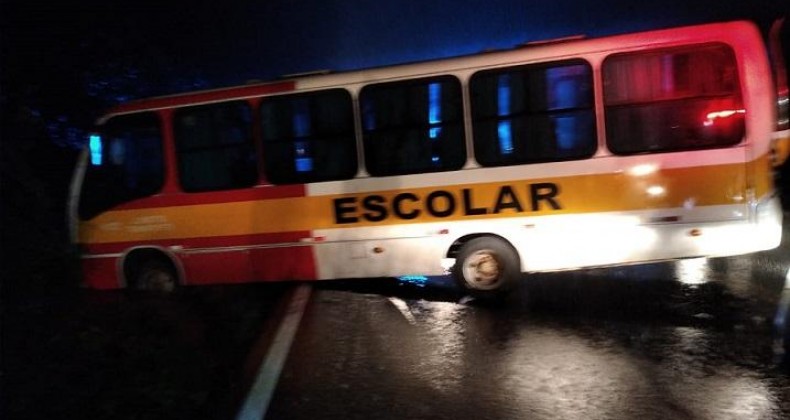 Micro-ônibus escolar sai da pista e colide em barranco na BR-282.