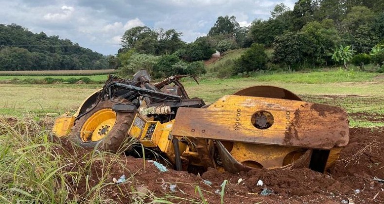 Rolo cai de caminhão prancha e incendeia na SC-470 em Modelo.