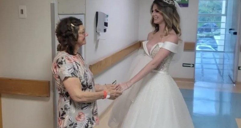 Vestida de noiva, neta visita avó antes do casamento.