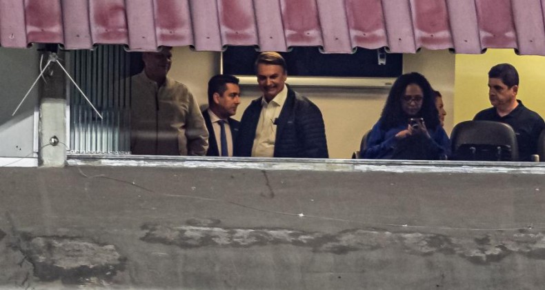Bolsonaro vai ao Morumbi para São Paulo x Sport sob vaias e aplausos.