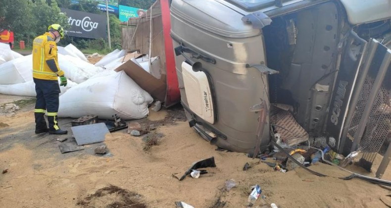 Caminhão tomba no Goio-Ên, em Chapecó, e casal se salva.