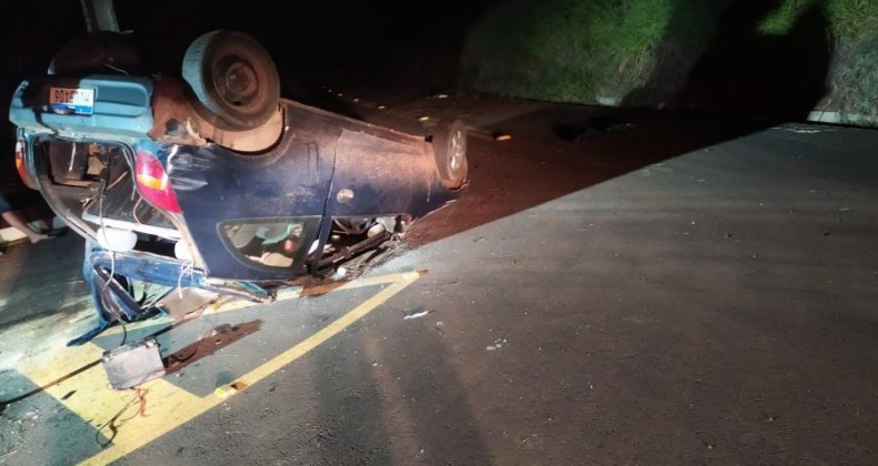 Capotamento de veículo deixa duas pessoas feridas na SC-480