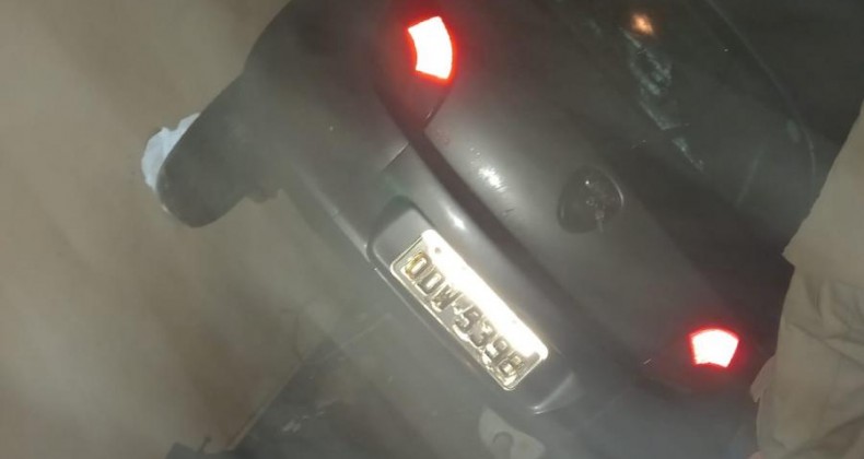 Carro desce barranco e colide em casa em Modelo.