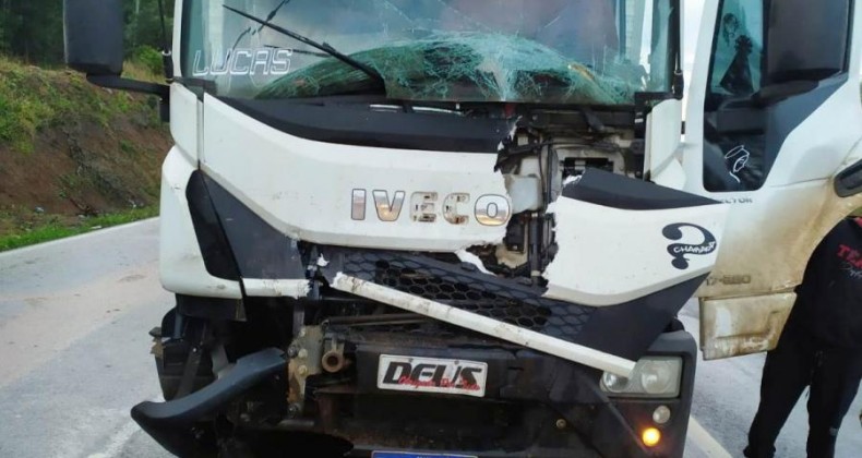 Colisão entre caminhões deixa motorista ferido na BR-282.