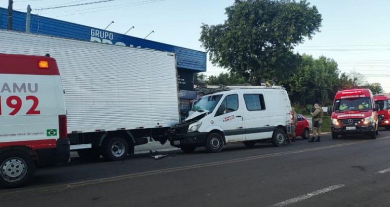 Colisão traseira entre van e caminhão deixa três feridos em Maravilha.