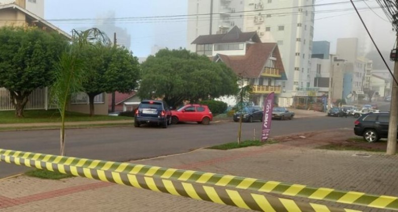 Jovem é baleada pelo ex-namorado no centro de Chapecó.