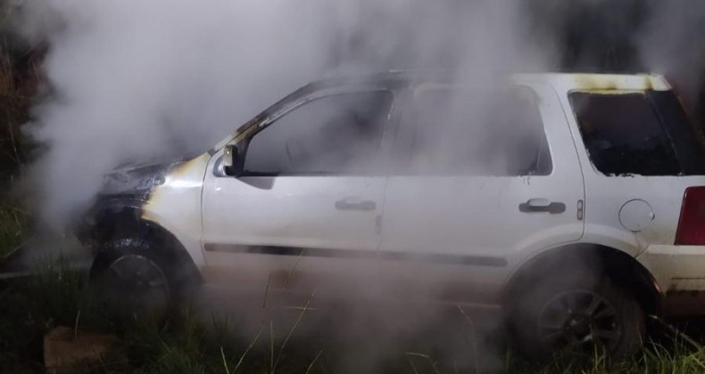 Jovem é conduzido ao hospital após incêndio atingir veículo