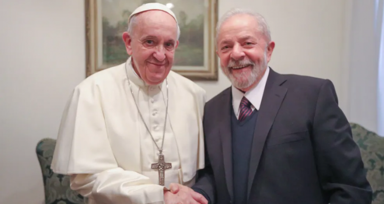 Lula convida o papa Francisco para visitar o Brasil.