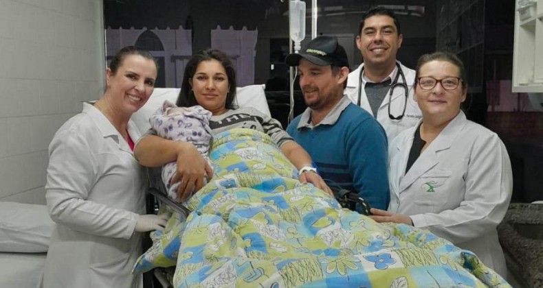Mãe dá à luz bebê de quase 3,5 kg em posto de saúde.