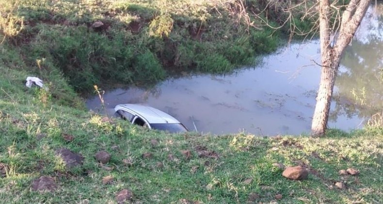 Motorista arranca 30 metros de cerca e cai dentro de açude.