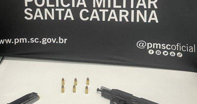 Motorista de aplicativo é preso com arma de fogo em Caçador.