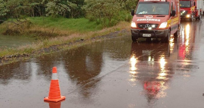 Pai salva crianças após carro cair em açude ao sair da pista.