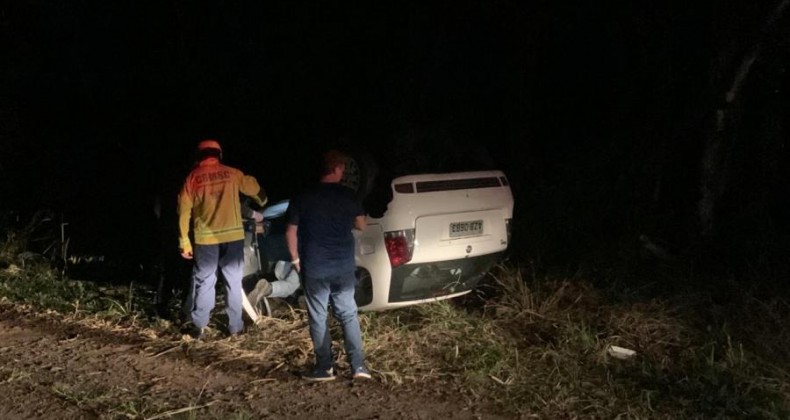 Palio capota na Br 282 entre Pinhalzinho e Maravilha.