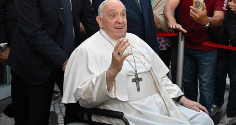 Papa Francisco recebe alta do hospital após 9 dias internado.