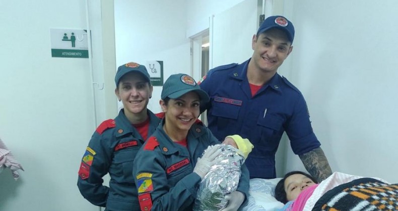 Socorristas percorrem 28 quilômetros para ajudar mãe em parto.