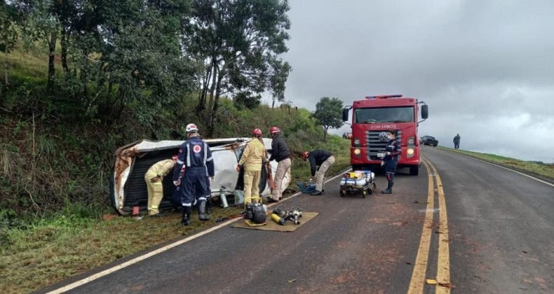 Veiculo capota na PR 180 e morador de Campo Erê é socorrido pelo Samu
