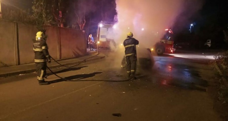 Veículo é consumido pelo fogo no Oeste de SC.