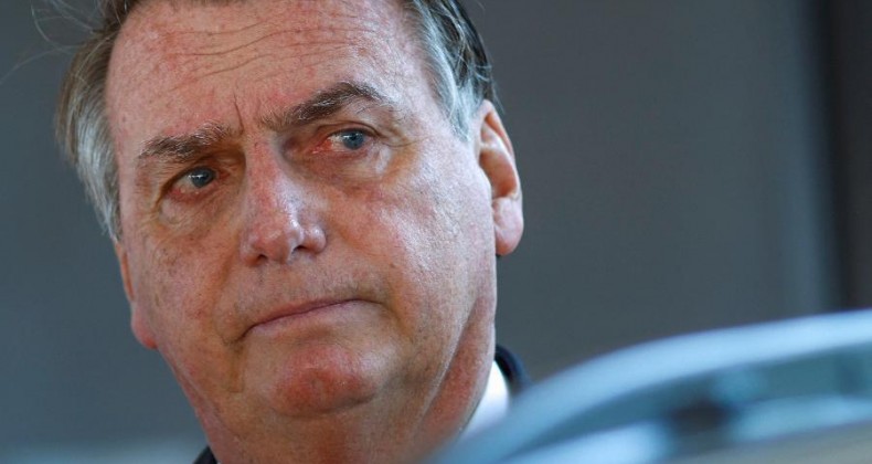 Bolsonaro diz que bloqueio judicial o impede de sustentar a família.
