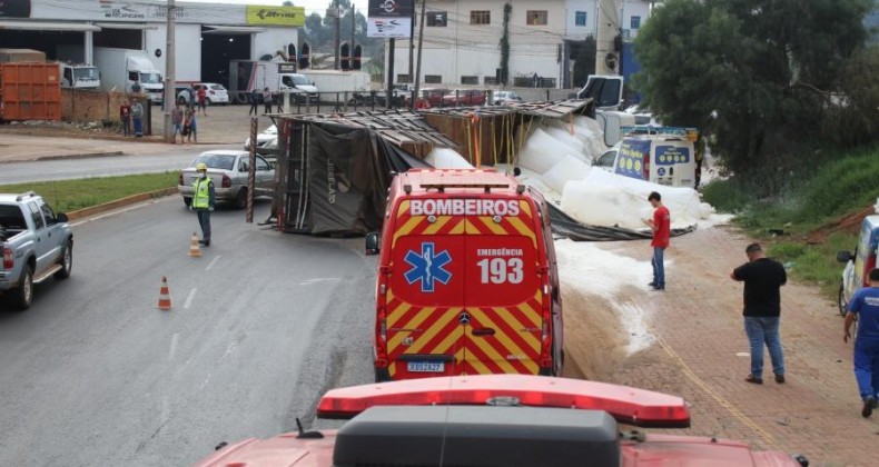 Caminhão carregado com farinha tomba e carga atinge veículos no Oeste