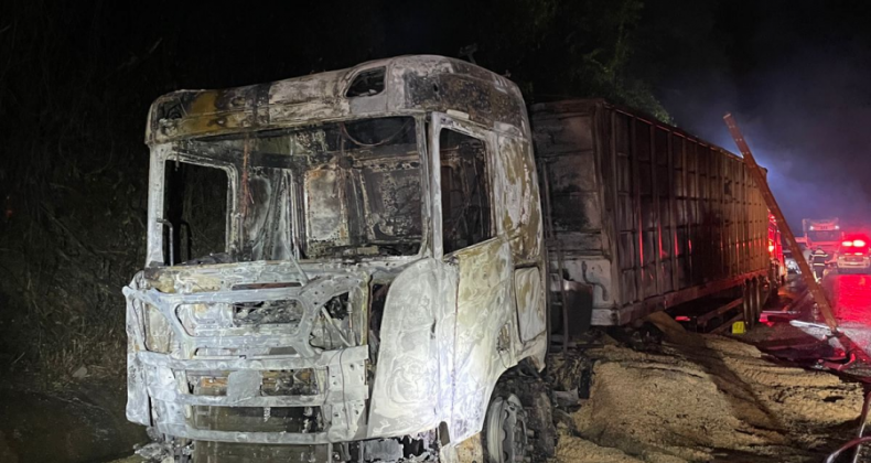 Caminhão pega fogo na SC-157 em Cordilheira Alta.
