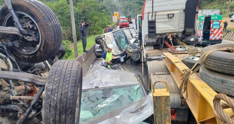 Caminhão perde os freios e causa engavetamento na BR-376